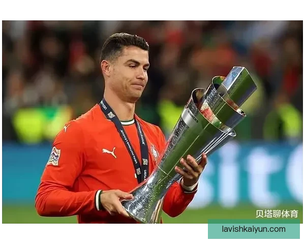 C罗再创辉煌：五度夺金球奖，传奇地位持续巩固表现亮眼
